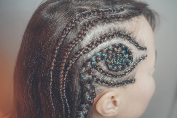 warkocze na świątyni, spirala włosów, fryzura z kręconych warkoczami wzory fryzury mody - Zdjęcie, obraz