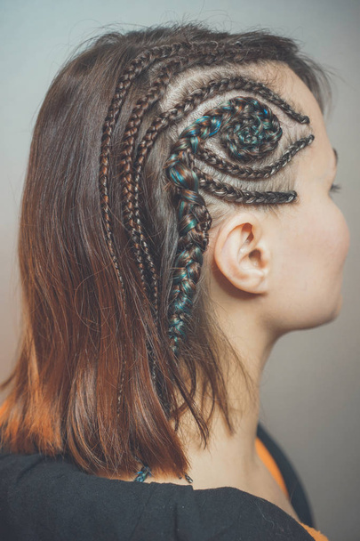 tresses sur le temple, une spirale de cheveux, une coiffure de motifs de tresses bouclés coiffure de mode
 - Photo, image