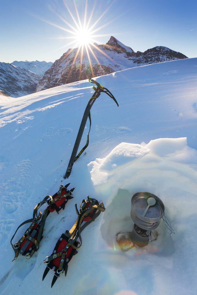 vue panoramique de l'équipement de ski à la montagne enneigée en hiver
 - Photo, image