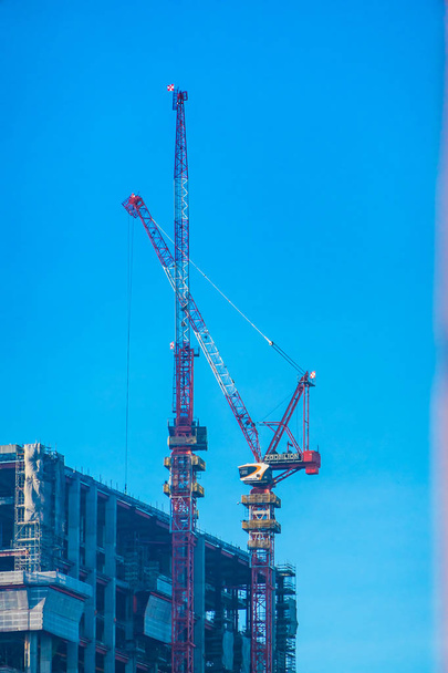 Кранові будівельному майданчику будівництва зовнішній вигляд із Синє небо - Фото, зображення