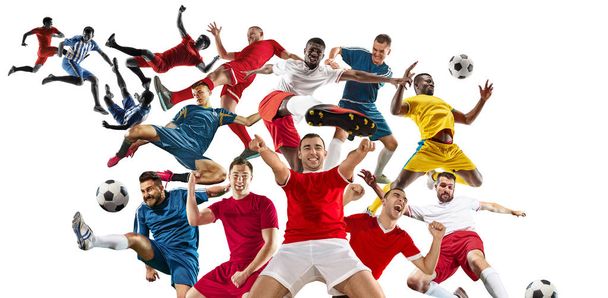 Professionele mannen - voetbal voetballers met bal geïsoleerd wit studio achtergrond - Foto, afbeelding
