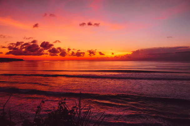 Meer mit Wellen und hellem Sonnenuntergang oder Sonnenaufgang. - Foto, Bild