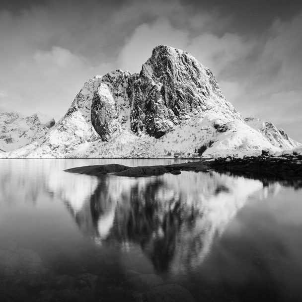 vista panorámica del lago y las montañas en nieve, blanco y negro
 - Foto, Imagen