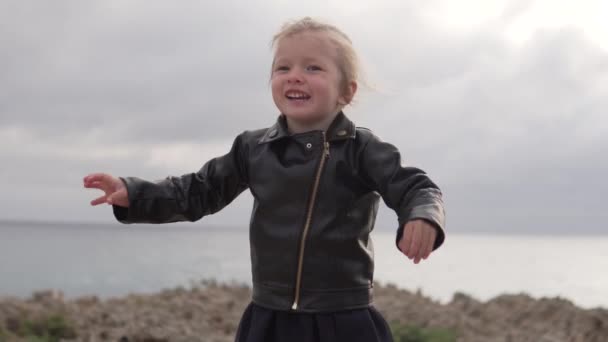 dziewczynka korzystających natura na zewnątrz, podnoszenie ręce - Materiał filmowy, wideo