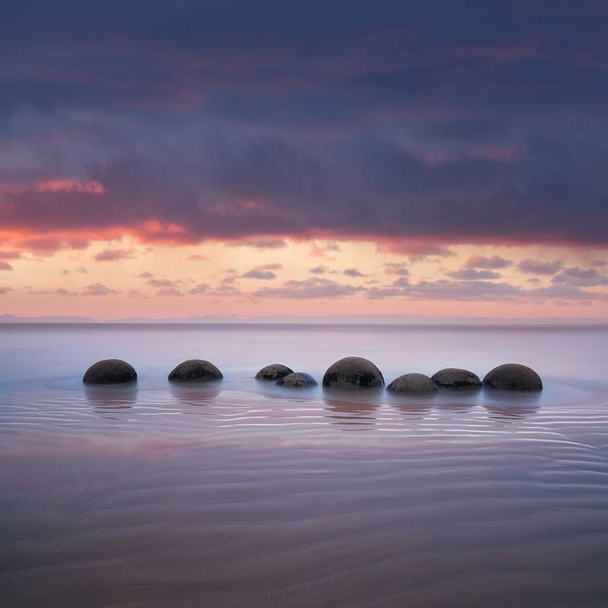 malebný pohled kameny u moře při západu slunce - Fotografie, Obrázek