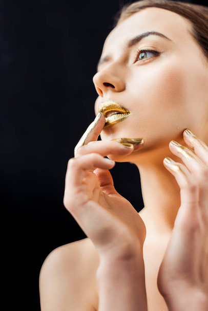 молода красива оголена жінка з золотим макіяжем ізольована на чорному
 - Фото, зображення