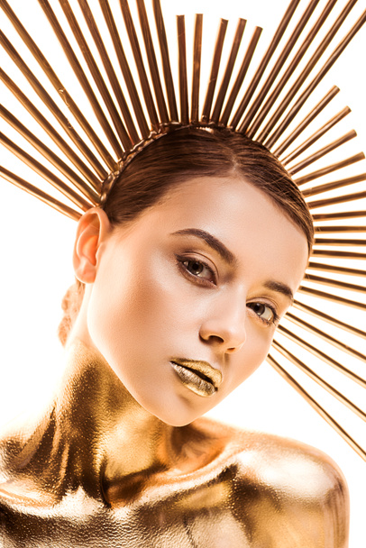 meztelen fiatal nő aranyban festett tartozékra fej nézi kamerával izolált fehér - Fotó, kép