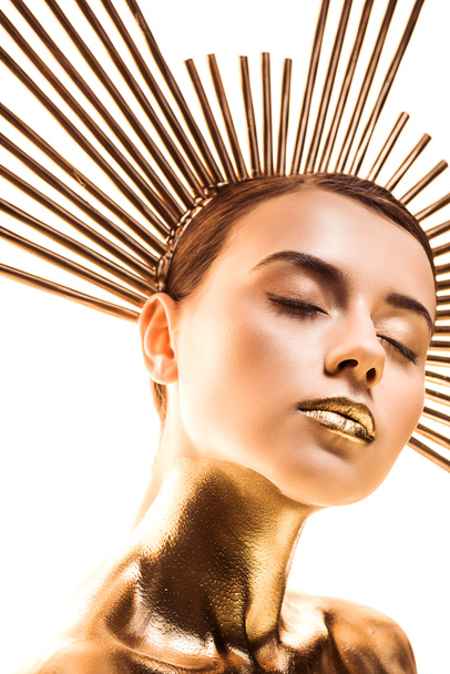nackte schöne junge Frau in Gold mit Accessoire auf dem Kopf und geschlossenen Augen isoliert auf weiß gemalt - Foto, Bild