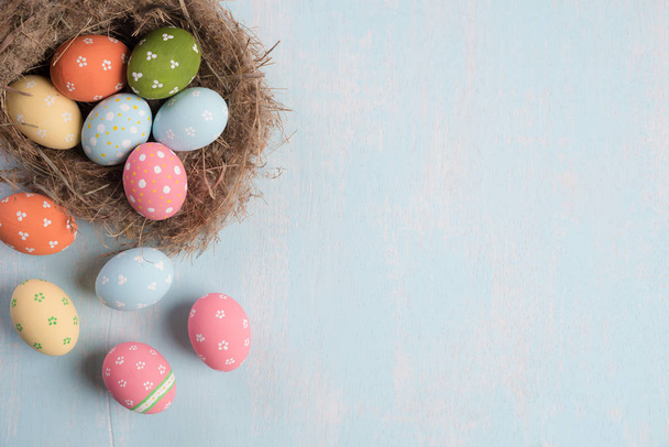 Veselé velikonoce! Barvité velikonoční vejce v hnízdě  - Fotografie, Obrázek