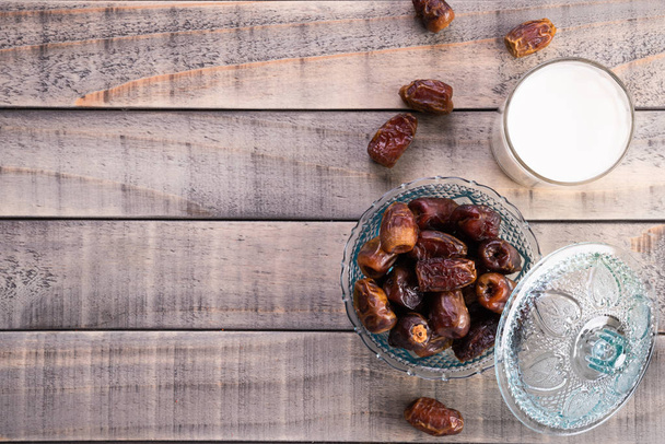 ミルクとデートフルーツ。イスラム教徒のシンプルなイフタールの概念。ラマダン料理  - 写真・画像