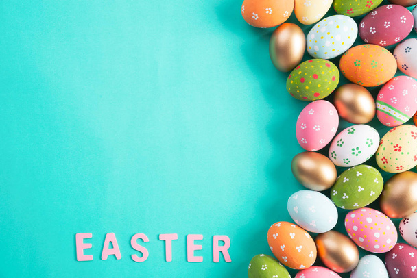 Mutlu paskalyalar! Yeşil pastel arka plan üzerinde Satır Paskalya yumurtaları. - Fotoğraf, Görsel