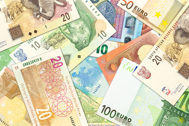 τραπεζογραμμάτια και τραπεζογραμμάτια ευρώ σε Ραντ Νότιας Αφρικής που υποδεικνύουν  - Φωτογραφία, εικόνα