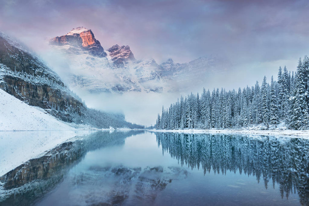 luonnonkaunis näkymä metsään ja vuorille lumessa
 - Valokuva, kuva