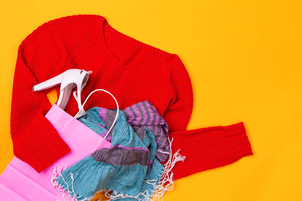 Růžová nákupní taška s červeným pokladem, stylovými botami, šátkem, červeným pásem, rukavicemi a brýlemi - Fotografie, Obrázek