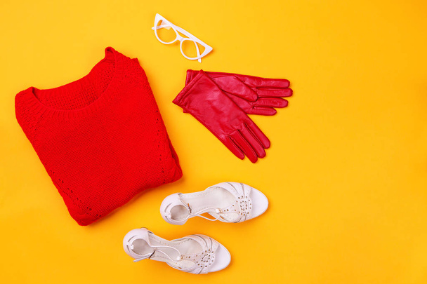 Κορυφαία θέα του κόκκινου Γυαλού, κομψά παπούτσια, κόκκινα γάντια και λευκά γυαλιά - Φωτογραφία, εικόνα
