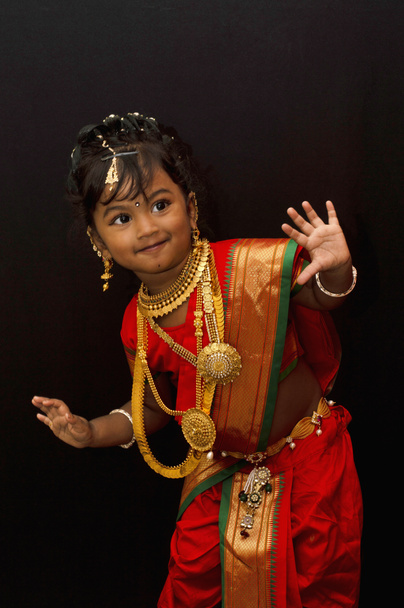 Küçük Hintli kız geleneksel bir kıyafet içinde poz. - Fotoğraf, Görsel