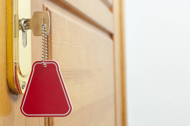 Una llave en una cerradura con icono de la casa en ella  - Foto, Imagen