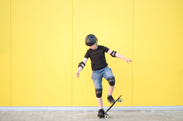 Mladý chlapec dělá triky na skateboardu. - Fotografie, Obrázek