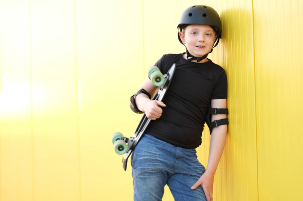 mladý chlapec s skateboardem. - Fotografie, Obrázek