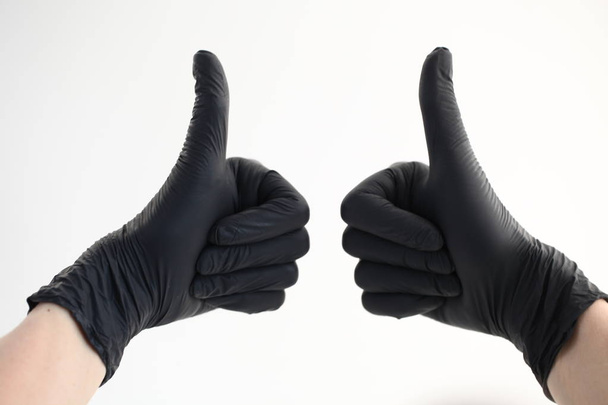 Main femme en gants noirs
 - Photo, image
