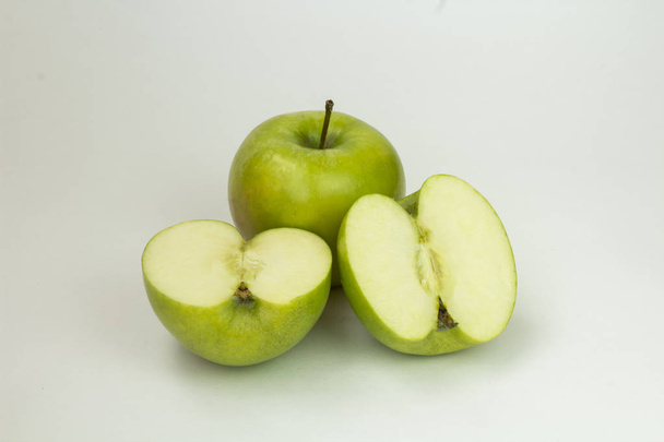 Grüner Apfel auf weißem Hintergrund - Foto, Bild