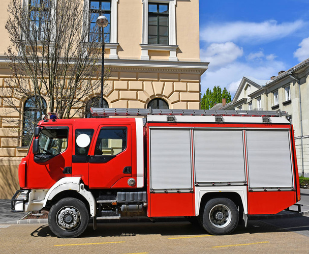 Samochód strażacki na ulicy miasta - Zdjęcie, obraz
