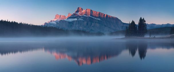 Vista panorámica de las montañas reflejándose en el agua
  - Foto, Imagen