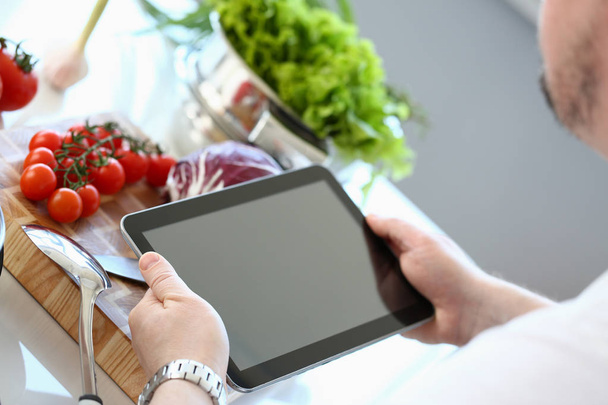 Chef-kok tablet met biologische groente recept - Foto, afbeelding