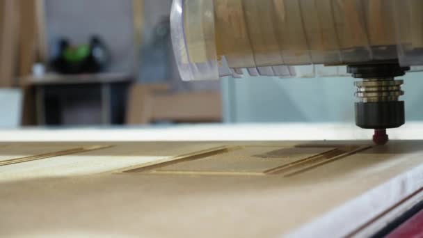 Fresado de madera en la máquina con primer plano CNC - Metraje, vídeo