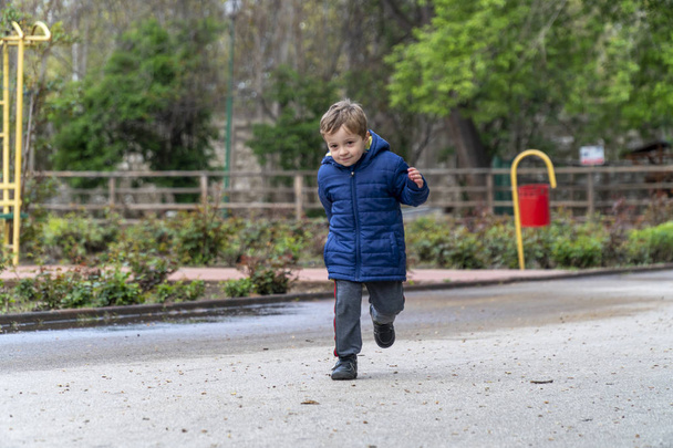 Criança pequena correndo em um parque
 - Foto, Imagem
