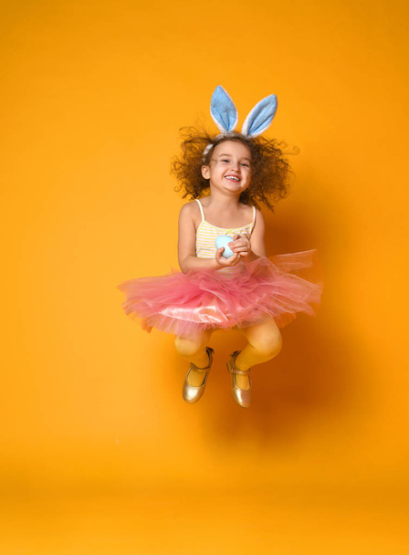 Cute little child girl wearing bunny ears on Easter day. - Fotografie, Obrázek