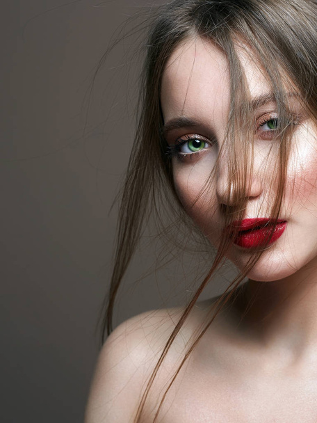 Krásná smyslná dívka s červenými rty, make-up - Fotografie, Obrázek