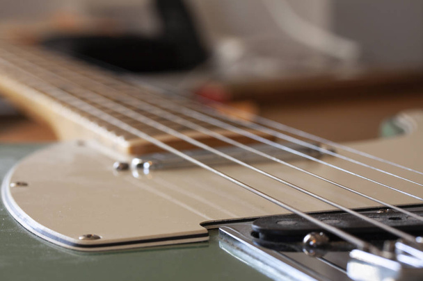Електрична гітара крупним планом з вибірковим фокусом
 - Фото, зображення