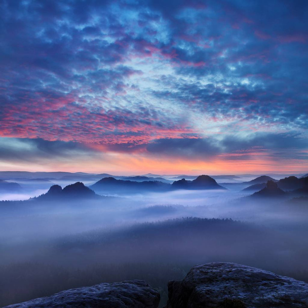 живописный вид гор в облаках, селективное фокусирование
 - Фото, изображение