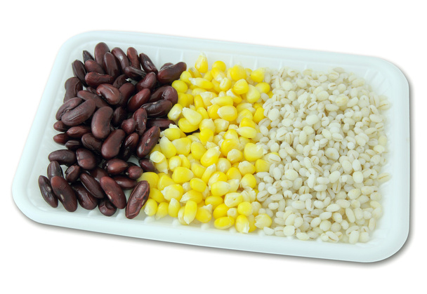 Céréales et graines dans l'emballage isolé sur blanc
 - Photo, image