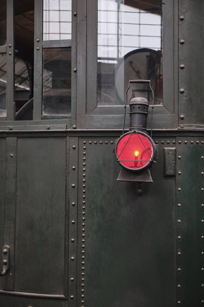 красный Паровой паровоз Lighting на старой железнодорожной станции
. - Фото, изображение