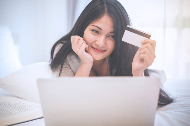 Jeune femme travaillant sur un ordinateur portable et utilise la carte de crédit, la rusticité
  - Photo, image