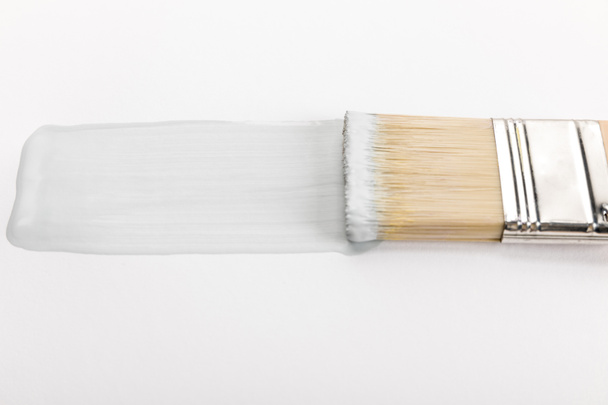 beyaz yalıtılmış fırça ve fırça darbesinin yakın görünümü - Fotoğraf, Görsel