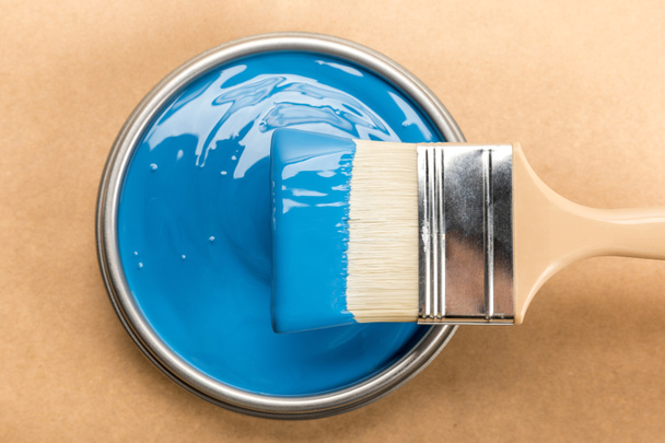 kahverengi mavi boya ve fırça ile kinemüst görünümü - Fotoğraf, Görsel