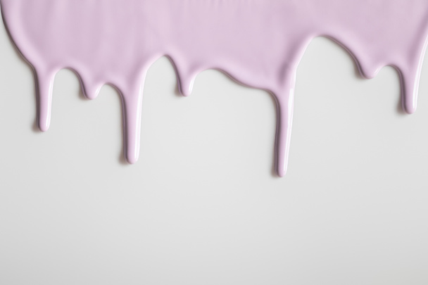 weißer Hintergrund mit lila fließender Farbe und Kopierraum - Foto, Bild