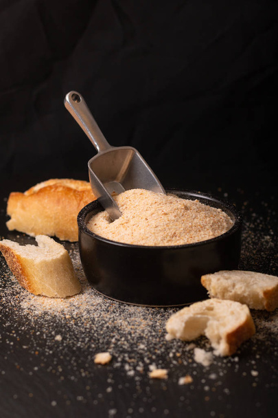 Продукты питания домашние органические хлебные крошки из черной керамики
  - Фото, изображение