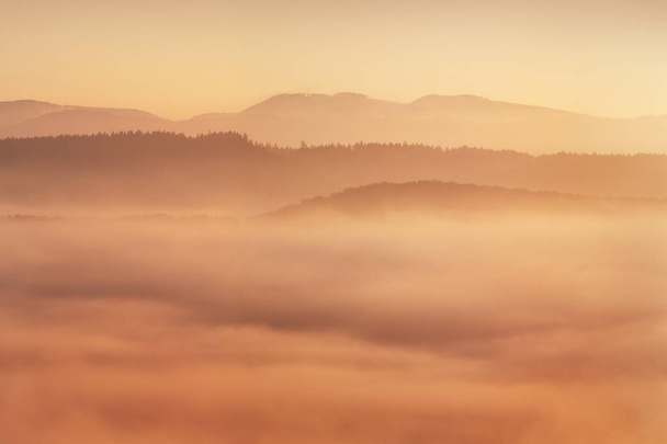 vista panorámica de las montañas en las nubes a la luz del sol
 - Foto, imagen