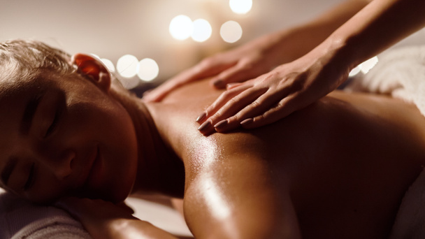 Chica recibiendo masaje de espalda en el salón de spa
 - Foto, imagen