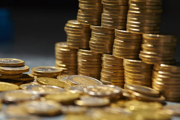 pilha de moedas de euro douradas, close-up
 - Foto, Imagem