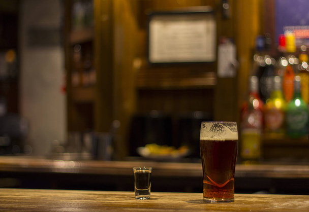 Un trago de whisky y una cerveza inglesa en el pub de Londres
 - Foto, Imagen
