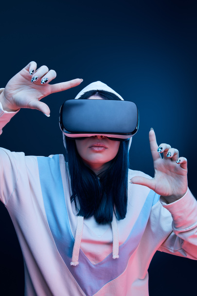 barna nő csuklyát, és gúrnak visel virtuális valóság headset kék - Fotó, kép