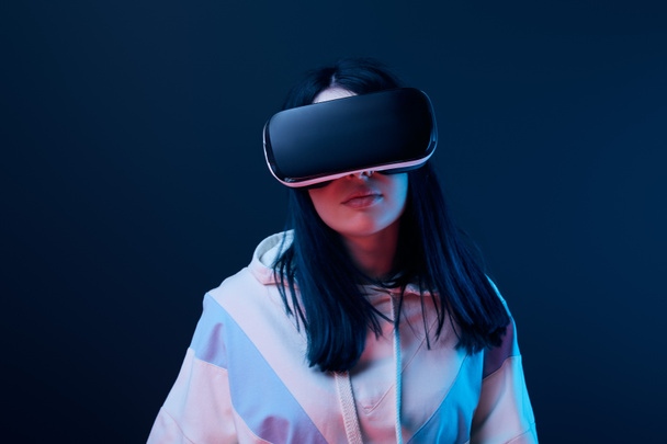 morena joven usando auriculares de realidad virtual en azul
 - Foto, Imagen