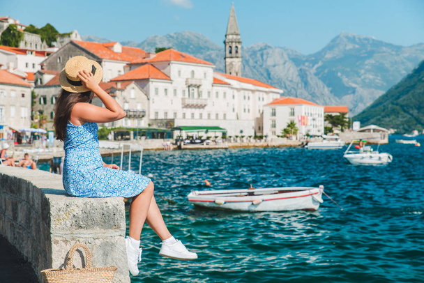 γυναίκα με τα πόδια από την πόλη της Perast. καλοκαιρινές διακοπές. κόλπο της θάλασσας - Φωτογραφία, εικόνα