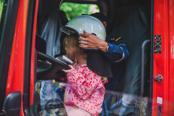 リヴィウ、ウクライナ - 7 月 17,2018: 公園で歩いて子供連れ。プロの子供の日 - 写真・画像