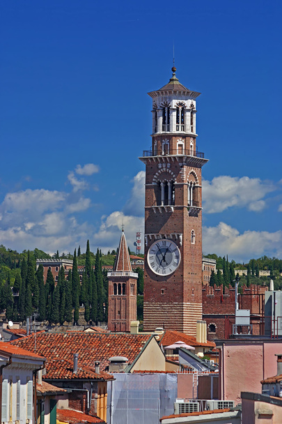 Torre Lamberti no horizonte de Verona
 - Foto, Imagem